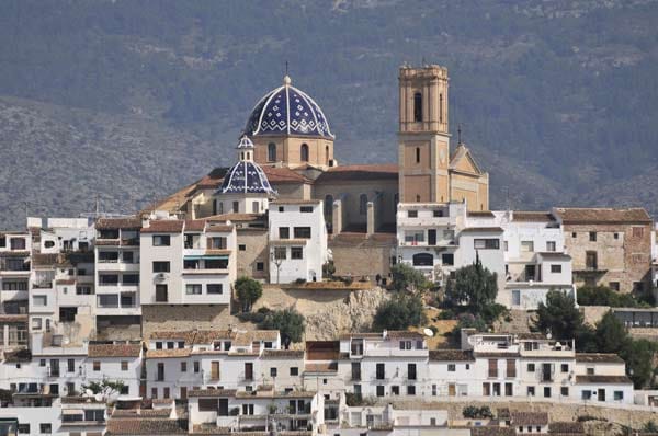 Valencia: Blick vom Hafen auf die Altstadt von Altea mit der Kirche Nuestra Señora del Consuel.