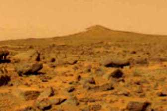 Weiter Blick der Marssonde "Pathfinder" über den Mars: An der Oberfläche ist kein Leben möglich