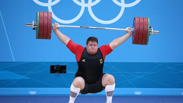 Matthias Steiners zweiter Versuch beim Reißen im Superschwergewicht: Beim Olympiasieger von 2008 sieht zunächst alles ganz normal aus.
