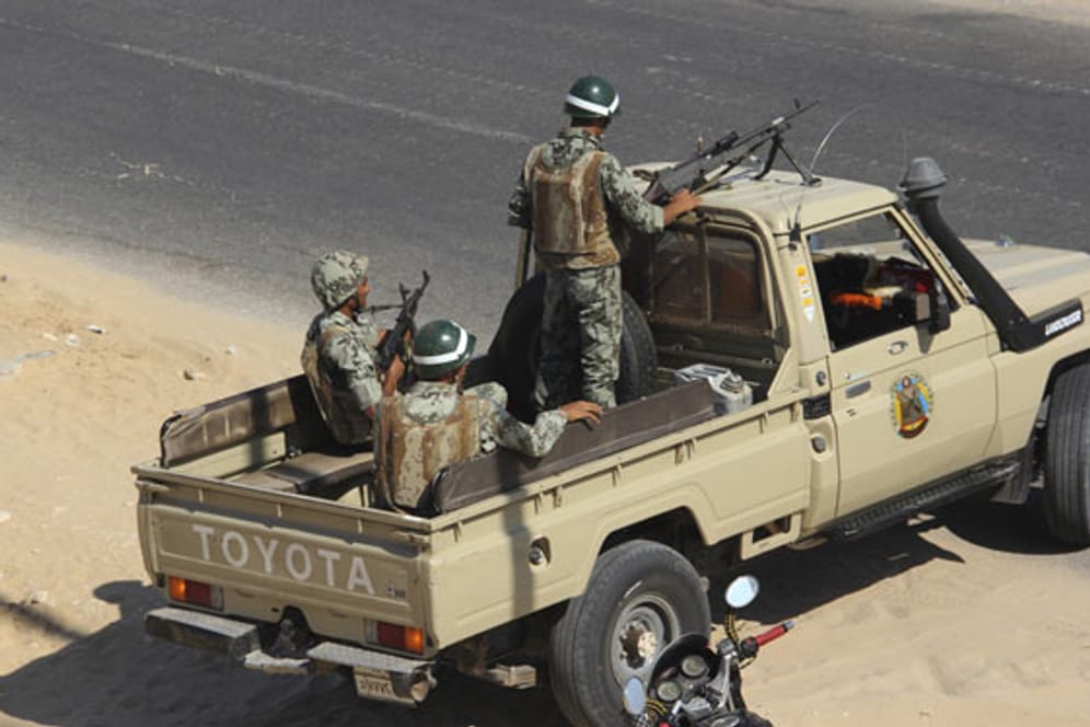 Ägyptische Soldaten überwachen eine Straße an der Grenze zu Israel