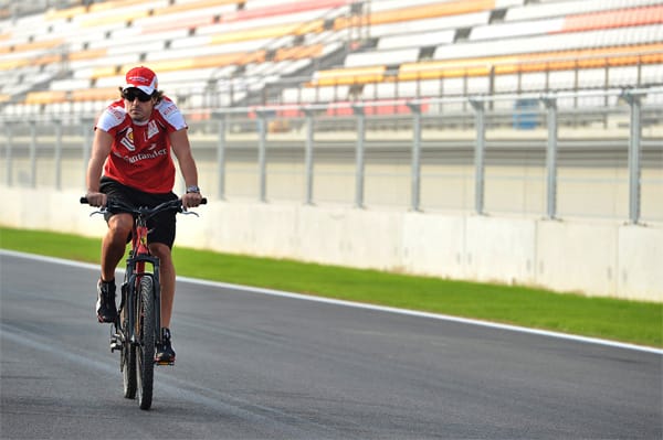 WM-Spitzenreiter Fernando Alonso ist gerne mit dem Rad unterwegs - und das auch schnell: Ein 19 Kilometer langes Zeitfahren absolvierte er nach eigenen Angaben in 26:04 Minuten. Macht eine Durchschnittsgeschwindigkeit von rund 44 Stundenkilometer.