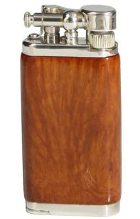 Ein Klassiker für Pfeifenraucher ist das ITT Corona "Old Boy". In dem wunderbar mit verschiedenen Holzsorten verkleideten Feuerzeug findet sich ein integrierter Dorn zum Pfeifenstopfen. Auch die Flamme im 90-Grad-Winkel eignet sich bestens für die Pfeife. Das Feuerzeug kostet 160 Euro. Ein üppiger Klassiker aus Japan – einem Land, das für seine strikte Formgebung bekannt ist.