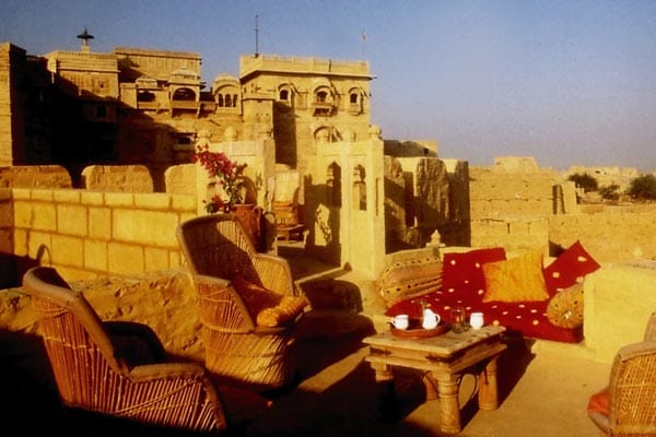 Von den Terrassen hat man einen umwerfenden Blick auf Jaisalmer und den wunderschönen Sonnenuntergang in der dahinter liegenden Wüste.