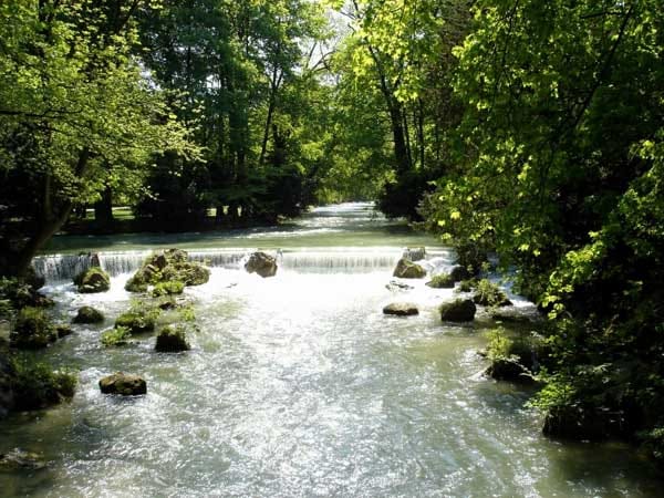 München: Mit fast vier Quadratkilometern Fläche gehört der Englische Garten zu den größten Parks der Welt.