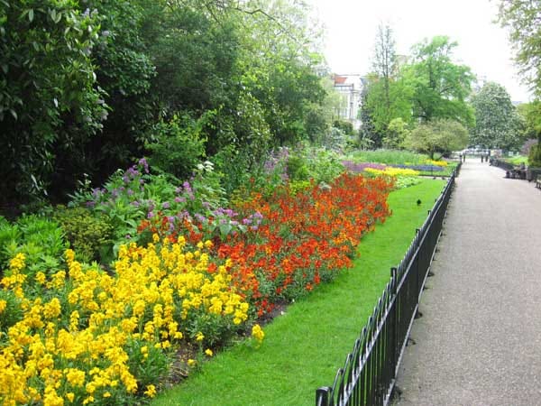 Der Hyde Park in London begeistert mit allem, was das Herz gestresster Großstädter begehrt: Weitläufige Wiesen, Pferdereitbahn und Bowlinganlage.