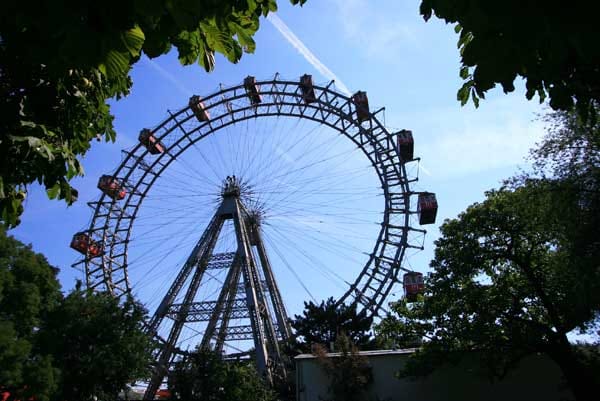 Eine Fahrt mit dem Prater-Riesenrad ist für jeden Wien-Touristen ein Muss. Von den Gondeln eröffnet sich ein toller Blick auf die grüne Lunge der Stadt.