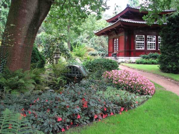 Leverkusen hat einen ganz besonders schönen Stadtpark zu bieten. Seine Besucher tauchen im Japanischen Garten in die Welt des fernen Asiens ein.