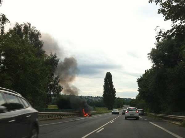 Aus noch ungeklärter Ursache kommt der Fahrer nach links von der Fahrbahn ab und prallt gegen die Leitplanke.