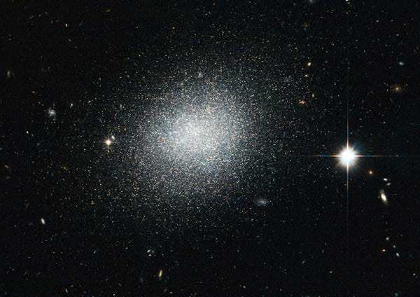 Auch bekannt sind die blauen Zwerge - hier in einer kompakten Galaxie, fotografiert vom Hubble-Teleskop. Jetzt fanden die Forscher heraus: Der "Monsterstern" ist offenbar durch die Kollision mehrerer kleinerer Exemplare entstanden. Auch bekannt sind die blauen Zwerge - hier in einer kompakten Galaxie, fotografiert vom Hubble-Teleskop. Jetzt fanden die Forscher heraus: Der "Monsterstern" ist offenbar durch die Kollision mehrerer kleinerer Exemplare entstanden.