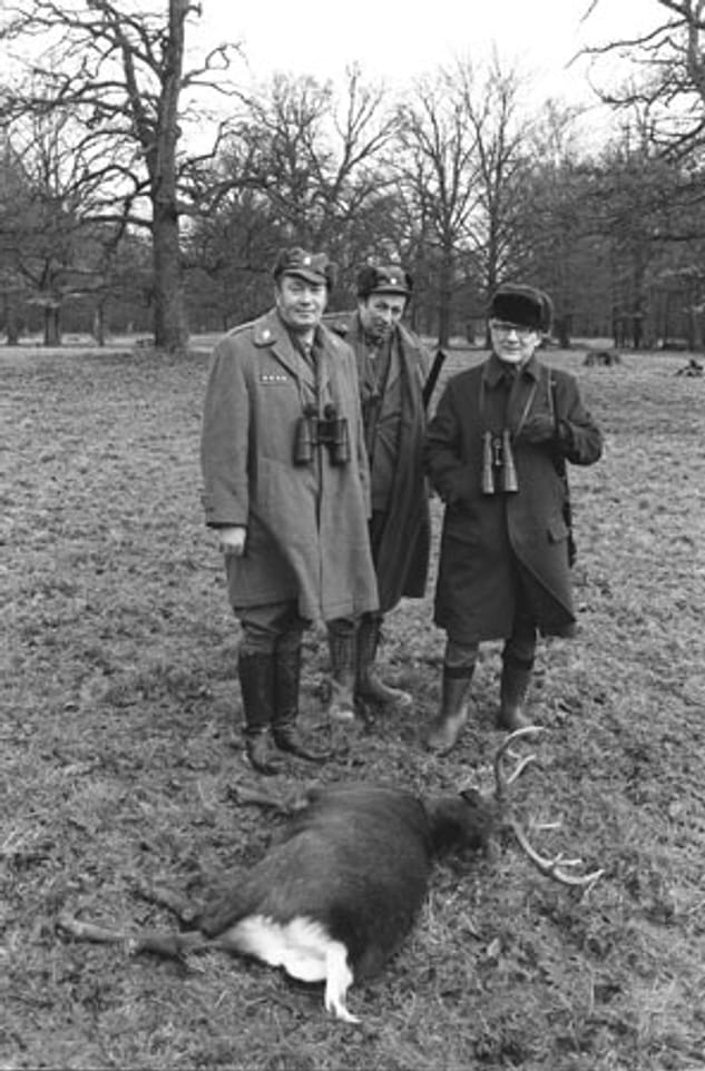 "Richtig aufgetaut ist er nur auf der Jagd" - Honecker mit einem erlegten Hirsch in der Schorfheide bei Berlin im Jahr 1976.