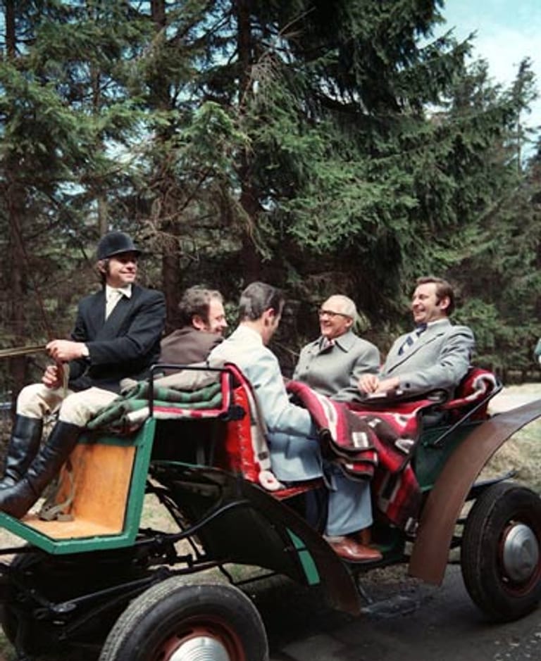 Honecker bei einer Kutschfahrt mit Siegfried Lorenz (r.), dem damaligen SED-Chef des Bezirks Karl-Marx-Stadt.