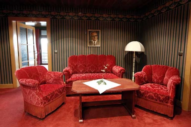 Der Luxus der DDR-Staatschefs: Eine Sitzgruppe der 100 Quadratmeter großen Honecker-Suite in seiner Jagdresidenz.