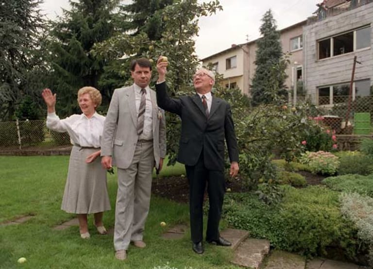 Heimat im Westen: Honecker besuchte im Herbst 1987 im Rahmen eines offiziellen Besuches auch seinen Geburtsort Wiebelskirchen im Saarland. Hier mit seiner Schwester im Garten des Hauses.