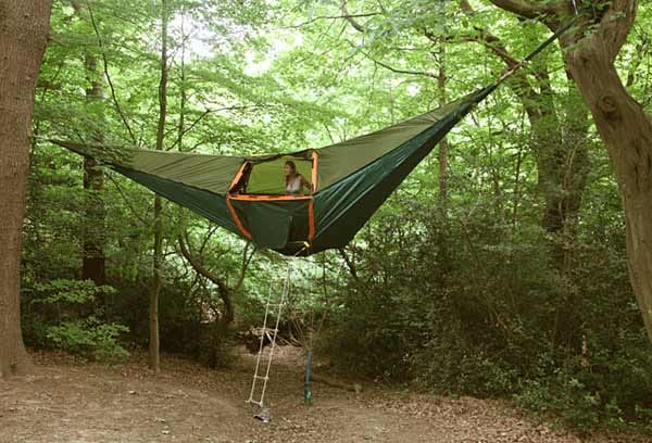 Kurios ist auch die Zelthängematte, die einfach zwischen zwei Bäume gespannt wird.