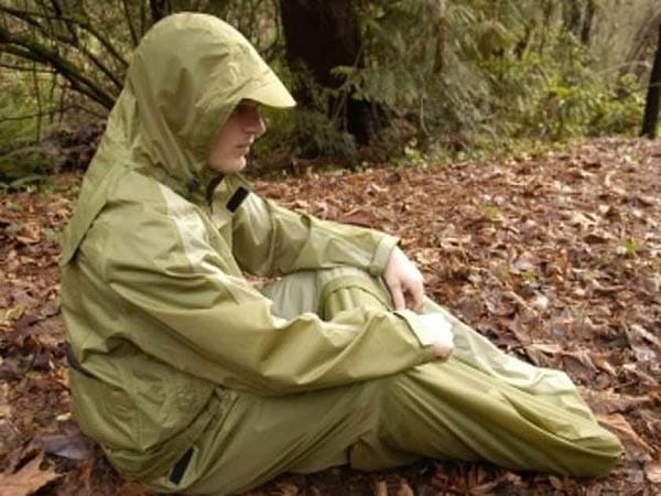 Eine Jacke, die gleichzeitig Schlafsack und Zelt ist. Simpel - könnte aber nützlich sein.