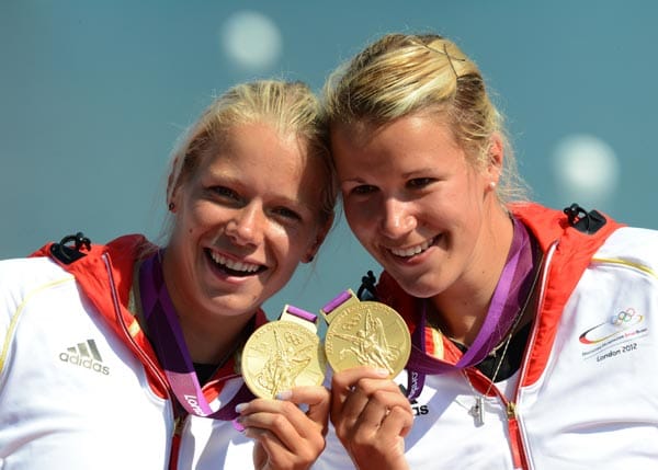 Franziska Weber (re.) und Tina Dietze sind die Olympiasieger im Zweier-Kajak über 500 Meter.