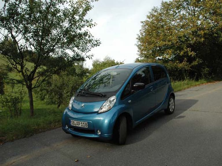 Die Zeit für Elektroautos ist noch nicht reif: Auf Platz drei der Kleinstwagen liegt der Pegueot Ion mit 200 verkauften Einheiten.