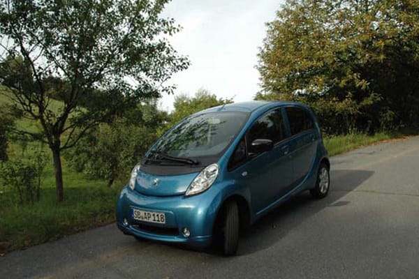 Die Zeit für Elektroautos ist noch nicht reif: Auf Platz drei der Kleinstwagen liegt der Pegueot Ion mit 200 verkauften Einheiten.