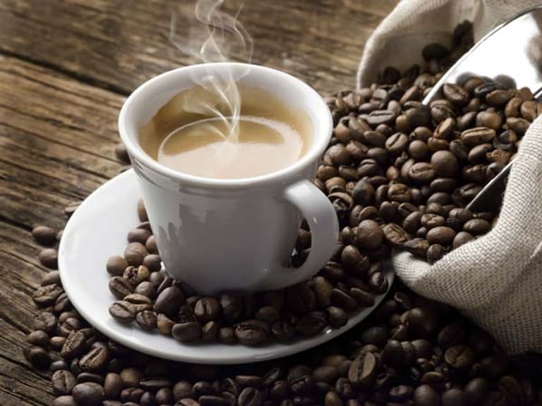 Der morgendliche Kaffee kann zu Blähungen führen.