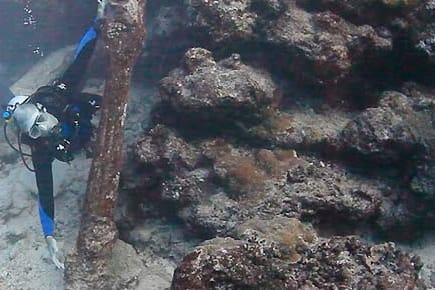 Ein Taucher zeigt, wo ein britische Piratenschiff mit riesigem Schatz vermutet wird