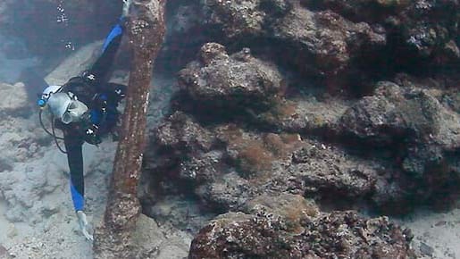 Ein Taucher zeigt, wo ein britische Piratenschiff mit riesigem Schatz vermutet wird Ein Taucher zeigt, wo ein britische Piratenschiff mit riesigem Schatz vermutet wird