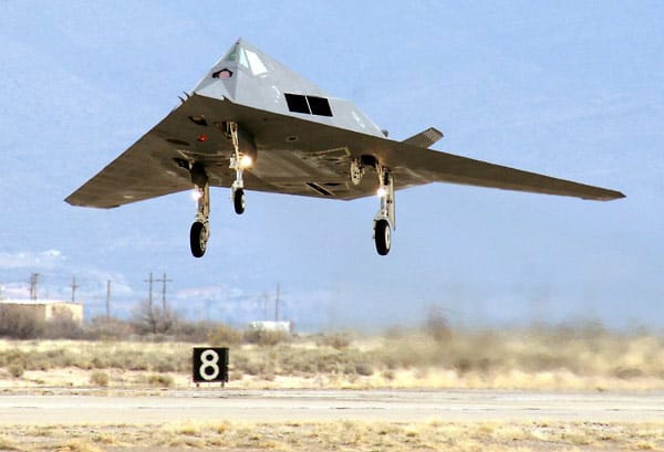 ...F-117 "Nighthawk": Die Maschine flog bereits sieben Jahre, bevor die Welt von ihr erfuhr. Den Amerikanern war es bis 1988 gelungen, ihre Tarnkappen-Designs, die schon ab Ende der Siebziger Jahre konkret entwickelt und erprobt wurden, geheimzuhalten. Allerdings gilt die F-117 inzwischen als technisch überholt.