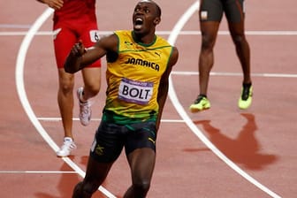 Usain Bolt schreit seine Freude über den historischen Triumph heraus.