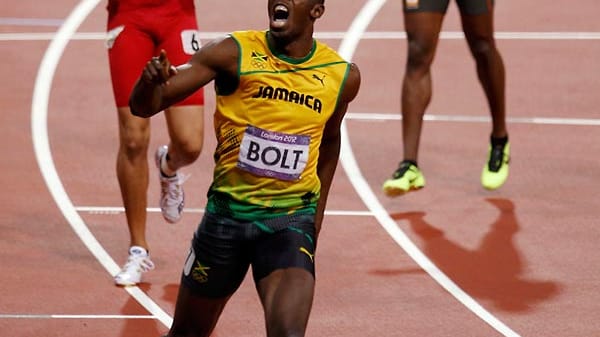 Usain Bolt schreit seine Freude über den historischen Triumph heraus.