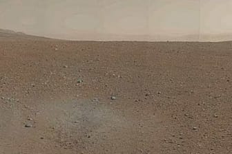 Mars: So also sieht der Rote Planet aus. Die NASA-Sonde "Curiosity" hat seine erste Aufnahme in Farbe gesendet