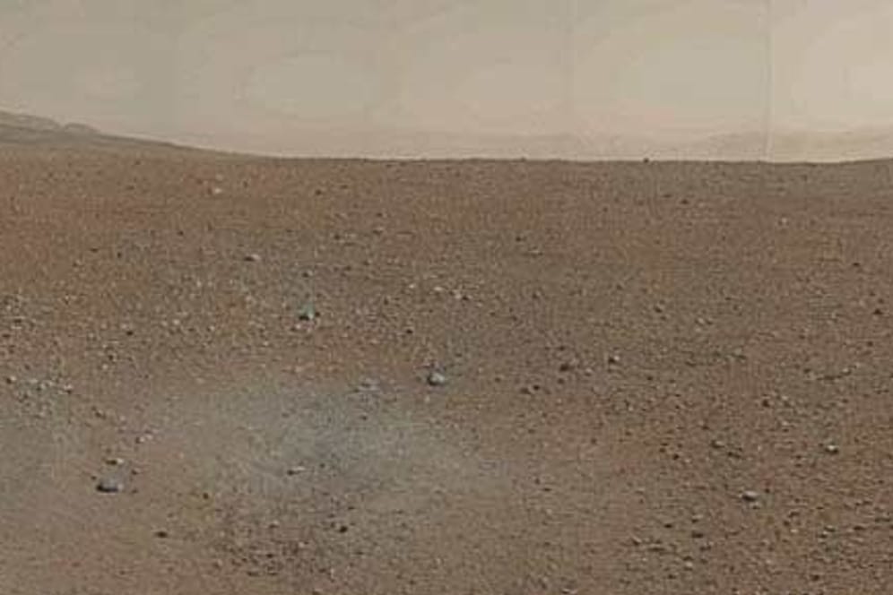Mars: So also sieht der Rote Planet aus. Die NASA-Sonde "Curiosity" hat seine erste Aufnahme in Farbe gesendet