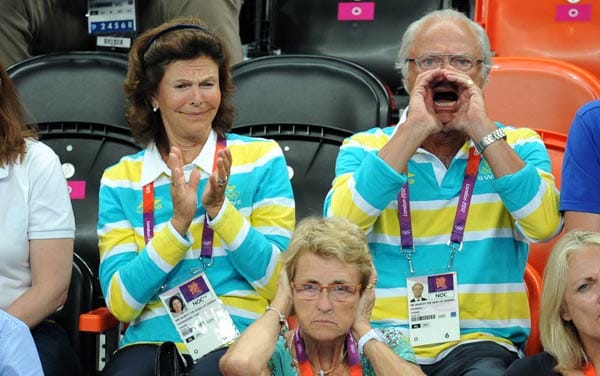 Da war wohl jemandem der königliche Jubel zu laut: Beim Handballspiel Schweden gegen Dänemark feuerte König Carl Gustaf sein Team lauthals an. Das wurde einer Frau dann zu bunt und sie hielt sich die Ohren zu. Silvia kommentierte das Ganze mit einem leicht amüsierten Blick.
