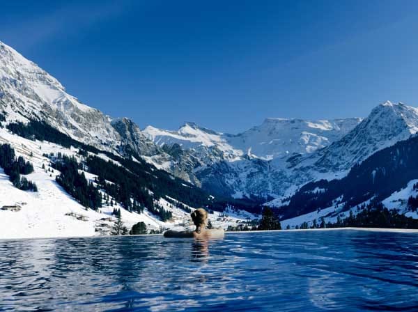 Das Vier-Sterne-Superior-Hotel "The Cambrian" liegt im Schweizer Bergdorf Adelboden am Fuße der Wildstrubel-Gruppe (3243 m). Der Blick vom Pool ist atemberaubend.