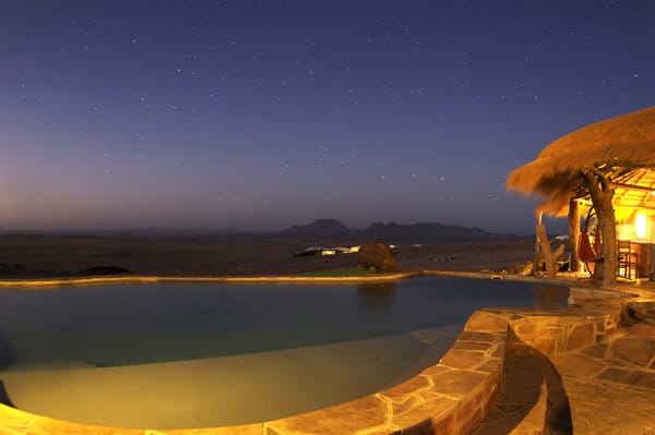 Afrikanisches Wüsten-Feeling genießen die Gäste des Hotels "Rostock Ritz Desert Lodge" im namibischen Ort Sesriem. Und auch dieser Pool ist beeindruckend.
