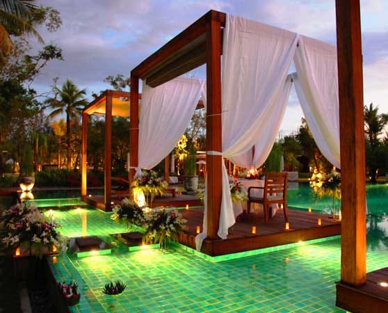Direkt am weißen Strand der Westküste Thailands liegt das Fünf-Sterne-Hotel "The Sarojin" in der beliebten Ferienregion Khao Lak. Was für ein Pool!