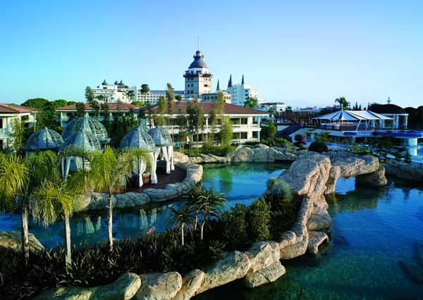 In Antalya an der türkischen Rivera befindet sich das Fünf-Sterne-Luxushotel Mardan Palace. Das palastartige Resort wurde auf einer Fläche von 180.000 Quadratmetern erbaut und verfügt über 560 Zimmer und Suiten in unterschiedlichen Kategorien und Stilen.