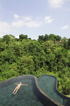 Das luxuriöse Fünf-Sterne-Hotel "Ubud Hanging Gardens" befindet sich im Ferienort Ubud auf der indonesischen Tropeninsel Bali. Der große Panorama-Pool, der sich auf zwei Ebenen erstreckt, ist aus anthrazitfarbenem Stein gefertig