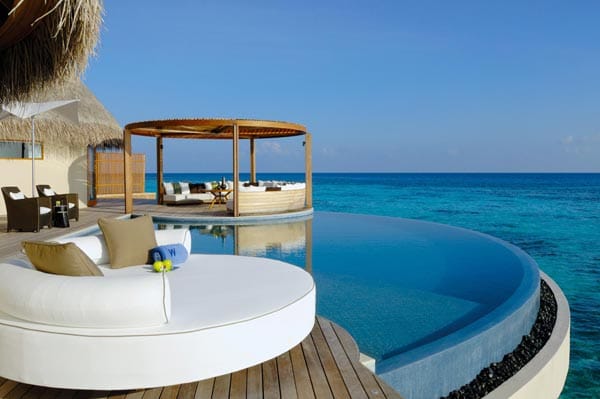 Das Luxushotel W Retreat & Spa Maldives liegt auf der kleinen Insel Fesdu des Nord Ari-Atolls der Malediven. Abkühlung finden Gäste im privaten Infinity-Pool, dessen runde Silhouette mit dem Türkis des Ozeans zu verschwimmen scheint.