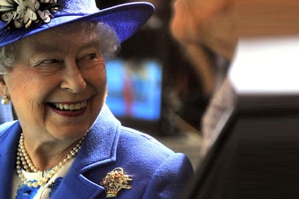 Die Queen hat sich bei ihrem "Fallschirm-Stunt" königlich amüsiert.