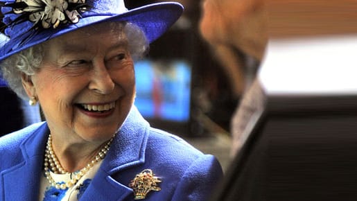 Die Queen hat sich bei ihrem "Fallschirm-Stunt" königlich amüsiert.