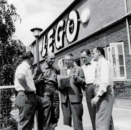 Der Lego-Erfinder Ole Kirk Christiansen mit seinen Söhnen vor der ersten Lego-Fabrik. 80 Jahre nach Unternehmensgründung am 10. August 1932 besitzt jeder Mensch auf der Welt im Durchschnitt 80 Lego-Steine.