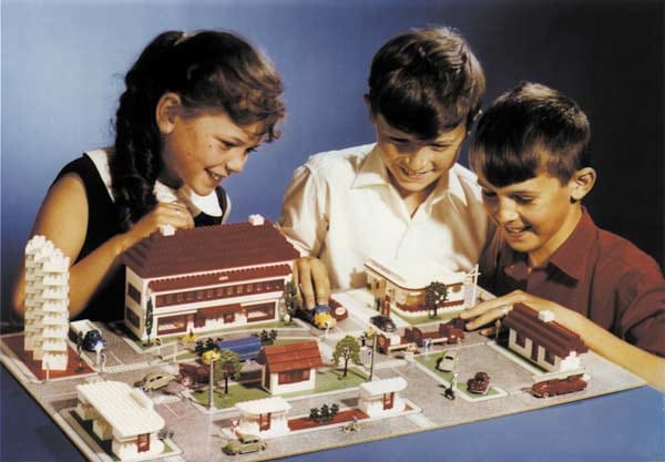 Das erste Lego-Produkt war dieser Stadtplan, auf den man Häuser aus Lego-Steinen setzen konnte. Damals waren die Steine nur in weiß und rot erhältlich.