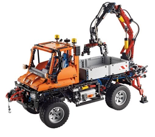 Der Lego Technic Unimog U400 ist exklusiv in Kooperation mit Mercedes-Benz entwickelt worden und ist seinem großen Vorbild originalgetreu mit 2048 Steinen nachempfunden.