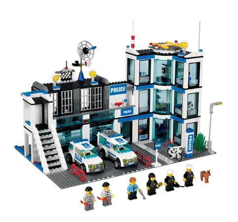 Lego City ist die klassischste aller Lego-Linien. Sie bietet Kindern von fünf bis zwölf Jahren realitätsnahes Spielen mit Szenen, die sie aus dem Alltag kennen. So können sie als Feuerwehrmann oder Polizist zu kleinen Helden ihrer Stadt werden.