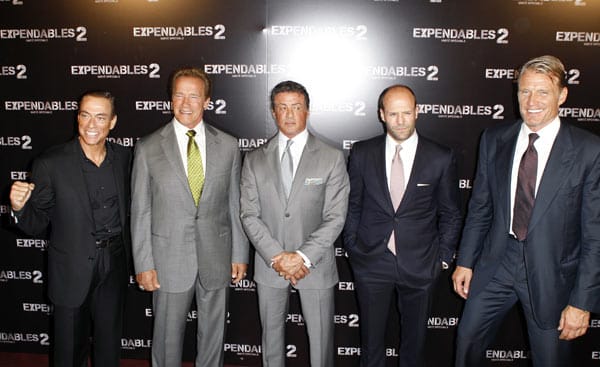 Gemeinsam mit seinen Co-Stars Jean-Claude van Damme, Arnold Schwarzenegger, Jason Statham und Dolph Lundgren (v. li.) machte Stallone in Paris Werbung für seinen neuen Film "The Expendables 2". Doch der Action-Star wirkte oft ernst und abwesend.