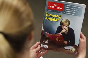 Der "Economist" macht mit Merkel auf, die über einer Akte mit dem frei übersetzten Titel "Wie man den Euro sprengt" brütet