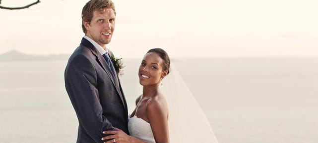 Dirk Nowitzki und Jessica Olsson posieren auf einer Karibikinsel für ein Hochzeitsfoto.