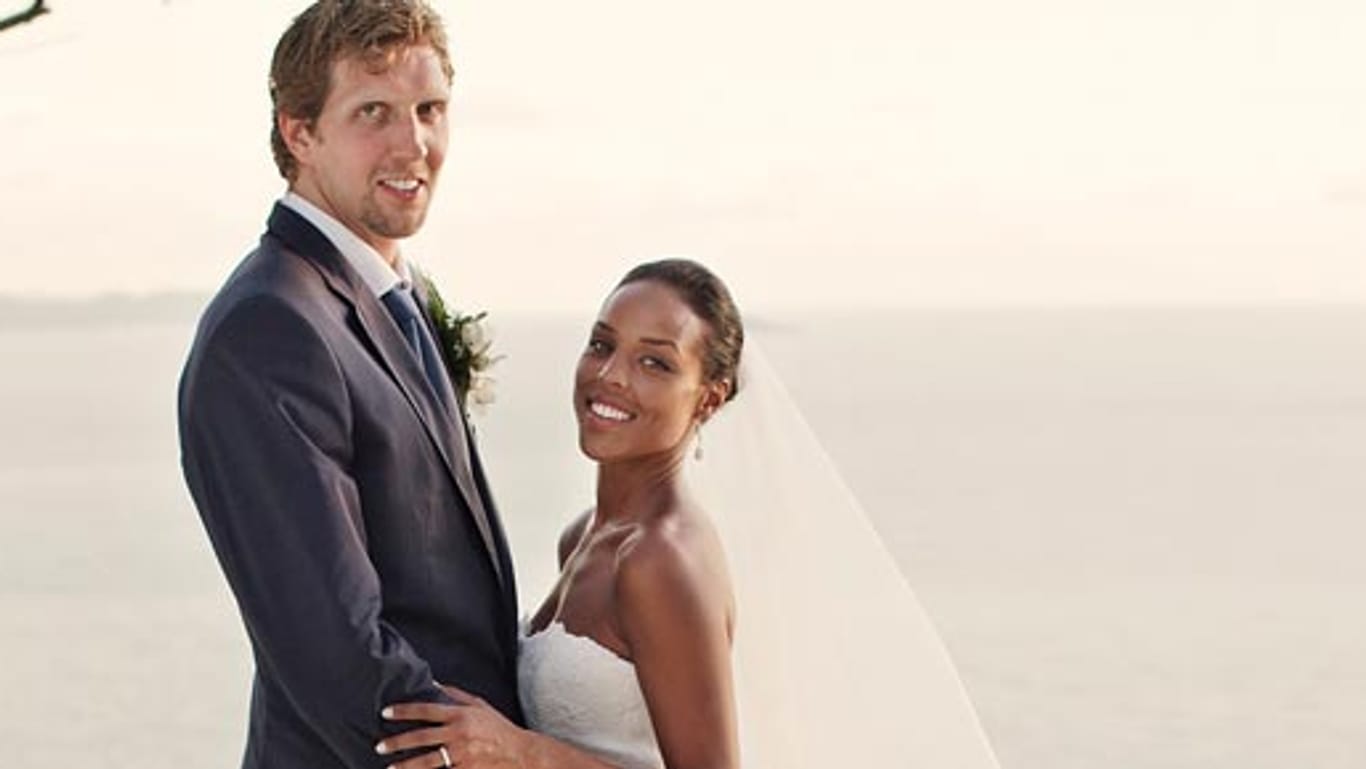 Dirk Nowitzki und Jessica Olsson posieren auf einer Karibikinsel für ein Hochzeitsfoto.