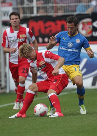 Der Berliner Björn Jopek (li.) schirmt den Ball gegen Braunschweigs Kevin Kratz ab.
