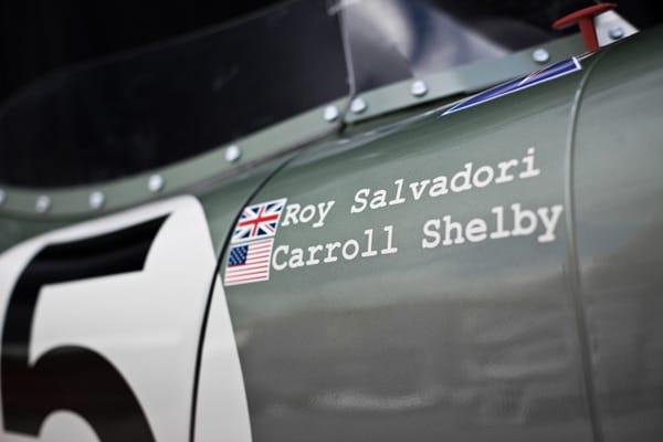 Der Wagen hat Renngeschichte geschrieben: 1959 gewann das Original das 24-Stunden-Rennen von Le Mans. Am Steuer saßen die beiden Rennfahrerlegenden Carroll Shelby und Roy Salvadori.