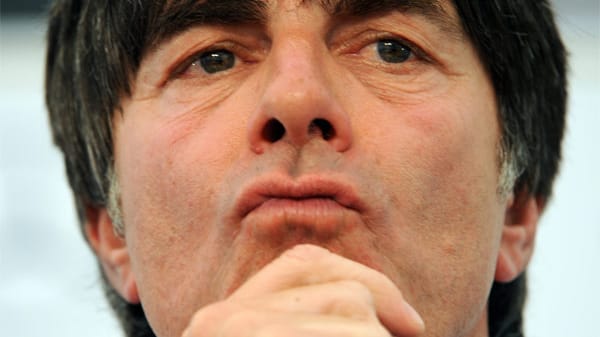 Bundestrainer Joachim Löw ist überraschend "offensiv" in die neue Saison gestartet.